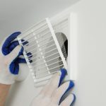 Installatie van een ventilatierooster voor gezonde ventilatie in een goed geïsoleerde woning