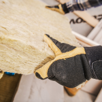 glaswol met handschoen en lange mouwen