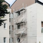 stijger voor een huis om isolatie aan te brengen aan muur buitenzijde
