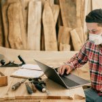 Man kijkt op zijn laptop om isolatiemateriaal te kopen