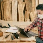 Man kijkt op zijn laptop om isolatiemateriaal te kopen