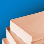 Stapeltje roze XPS platen voor een blauwe achtergrond