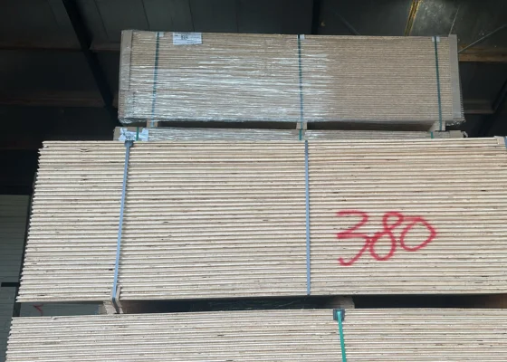 Outletpartij 380 Radiata Pine 2405x1215x18mm 37st (=108,11m²)