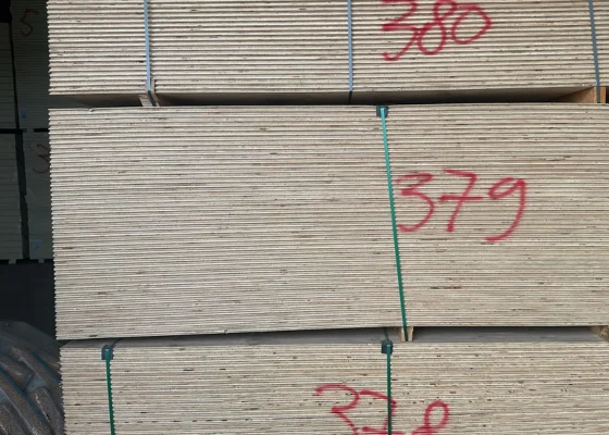 Outletpartij 379 Radiata Pine 2405x1215x18mm 50st (=146,10m²)
